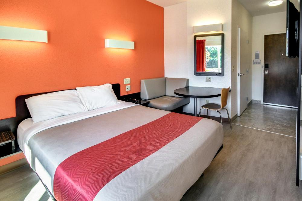Deluxe Queen Room - Non-Smoking interior